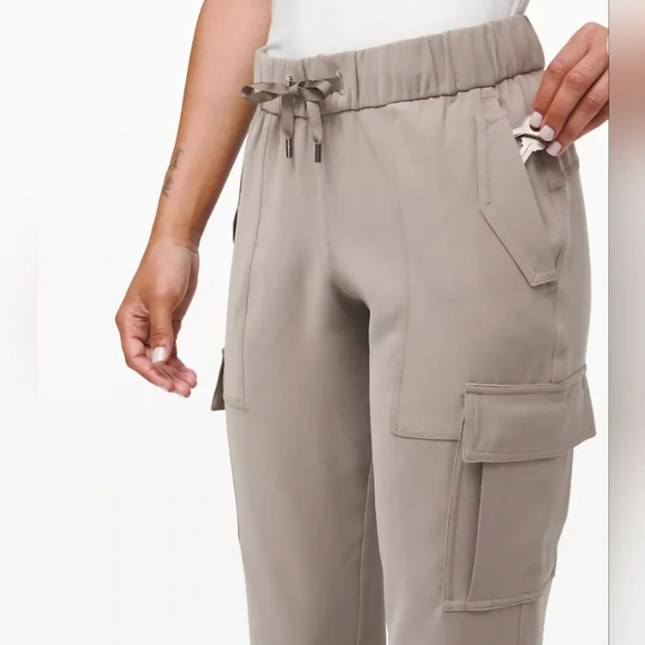 Lululemon Ready Set Relaxed Mid- Rise Cargo Pant Beige Sz 4 - Picture 3 of 11